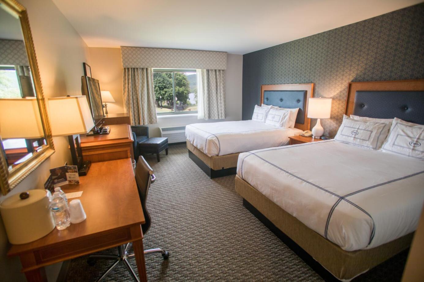Hotel William Henry Lake George